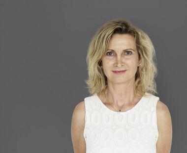 bir stüdyo çekimi sarışın kadın