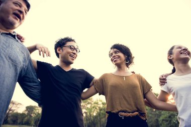 İnsanlar birlikte elele