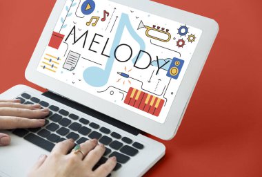 Dizüstü bilgisayarda yazan kadın klavyesi