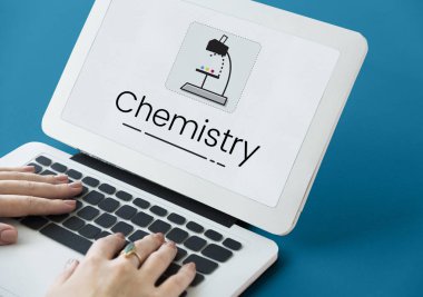 Dizüstü bilgisayarda yazan kadın klavyesi