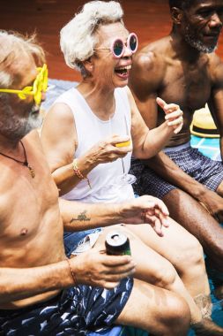 Havuzu oturan üst düzey insanlar 