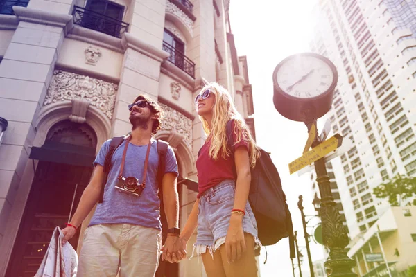 Viajero pareja cogido de la mano — Foto de Stock