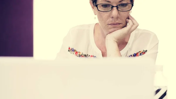 Vrouw die met een computer werkt — Stockfoto