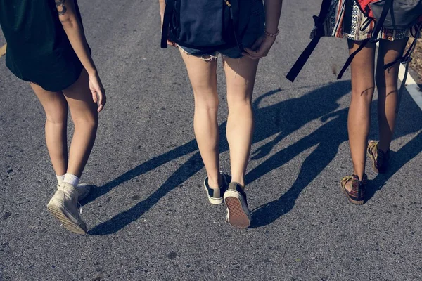 Donne che camminano lungo la strada — Foto Stock