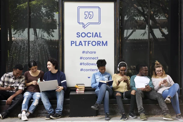 Estudantes multiétnicos situados ao ar livre — Fotografia de Stock