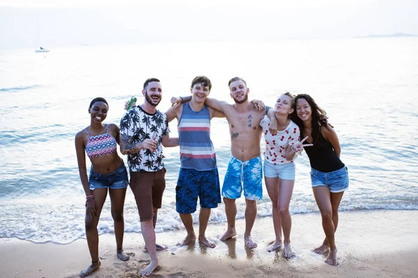 Amici che si abbracciano sulla spiaggia — Foto Stock