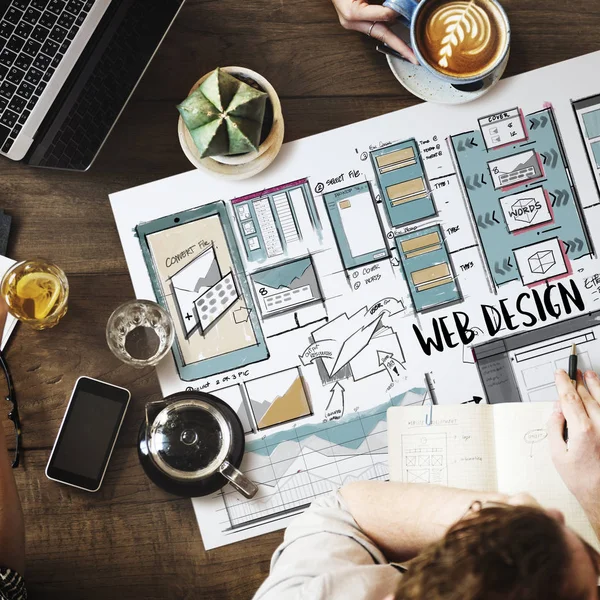 Menschen, die am Tisch arbeiten — Stockfoto