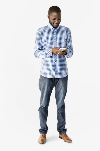 Афроамериканський чоловік використовує мобільний — стокове фото