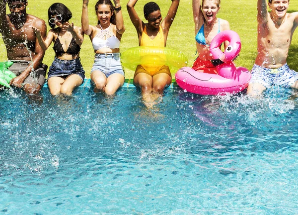 Diversità amici godendo in piscina — Foto Stock