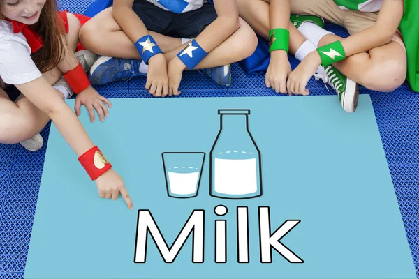 Süper kahramanlar çocuk posteri ile katta oturan  