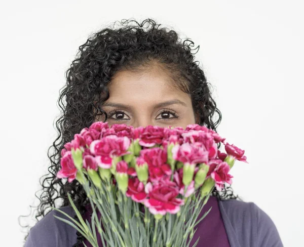 Femme cachant visage derrière des fleurs — Photo