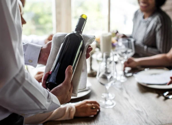 Menschen essen im Restaurant — Stockfoto