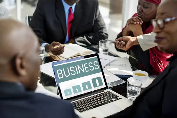 Des gens d'affaires africains à table — Photo