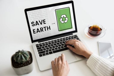 Eller dizüstü bilgisayarda çalışıyor