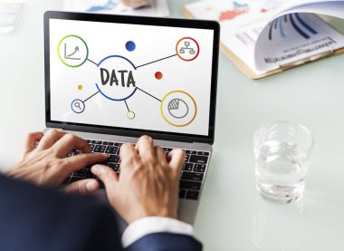 dizüstü bilgisayarda yazarak işadamı eller