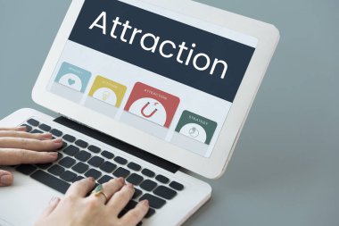 Dizüstü bilgisayarda yazan kadın klavyesi