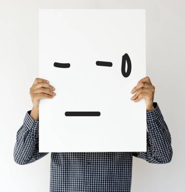 Holding ve afişini gösterilen kişi