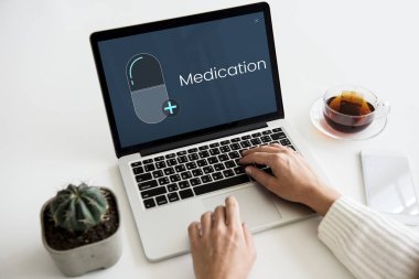 Eller dizüstü bilgisayarda çalışıyor