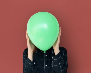 kadın tutarak balon