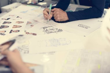 iş adamları fikirleri hakkında konuşmak