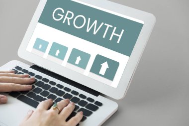 Dizüstü bilgisayarda yazan kadın klavyesi