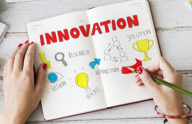 Not defterinde yazılı kadının elleri 