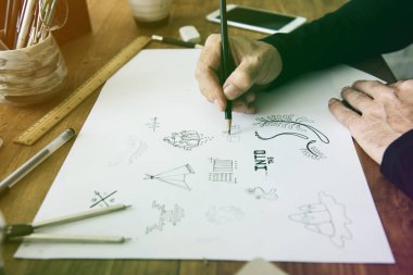 afiş çalışan eller