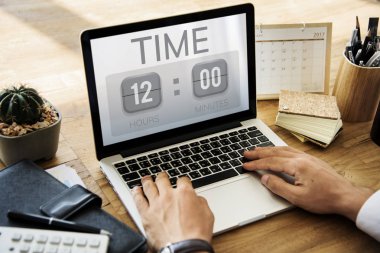 Dizüstü bilgisayarda yazan erkek eller