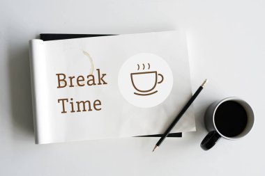 boyama kitabı ve kahve fincanı