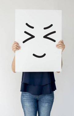 Holding ve afişini gösterilen kişi