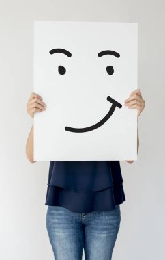 Holding ve afişini gösterilen kişi