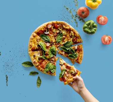 Bir dilim pizza alarak el