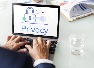 dizüstü bilgisayarda yazarak işadamı eller