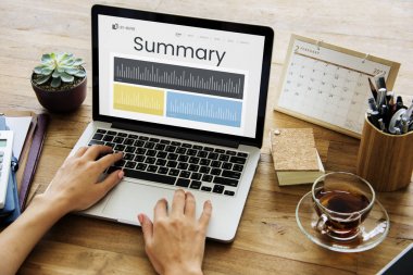 Eller dizüstü bilgisayarda klavyede yazıyor.