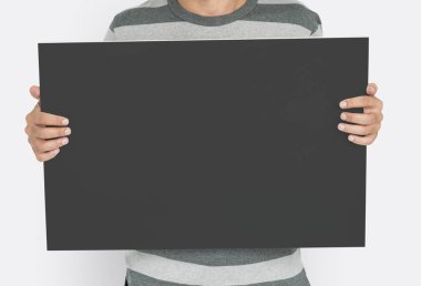 Elinde bayrak tutan adam 