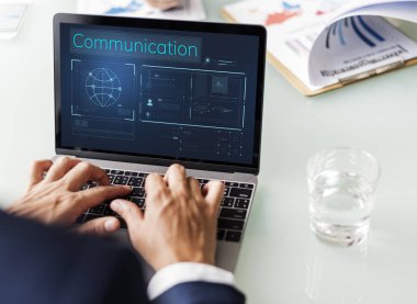 İşadamı elleri dizüstü bilgisayarda klavyede yazıyor.