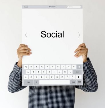 Holding ve afişini gösterilen kişi