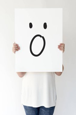 Holding ve afişini gösterilen kişi