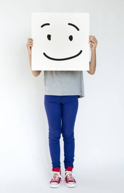 afiş ile gülen yüz tutan kadın