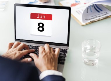 Eller dizüstü bilgisayarda klavyede yazıyor.