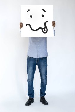 afiş ile gülen yüz tutan adam