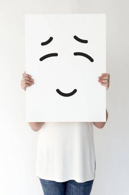 Holding ve afişini gösterilen kişi