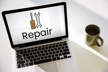 açılan laptop ve çay bardağı