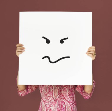 Beyaz afişini suratla kapsayan kişi 