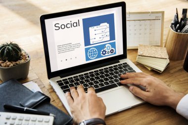 Dizüstü bilgisayarda yazan erkek eller