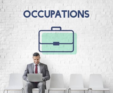 İşadamı dizüstü kullanarak resmi elbiseli