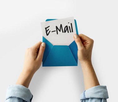 Mavi bir zarf içerisinde holding eller 