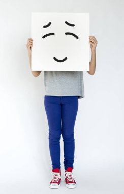 afiş ile gülen yüz tutan kadın