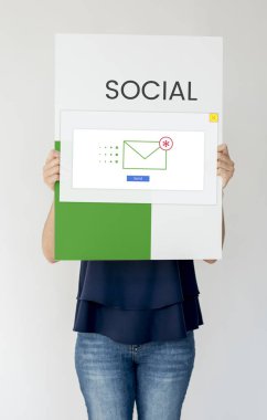 Kağıt afiş tutan kişi