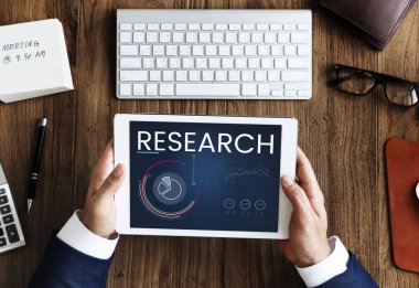 Dijital tablet kullanan işadamı